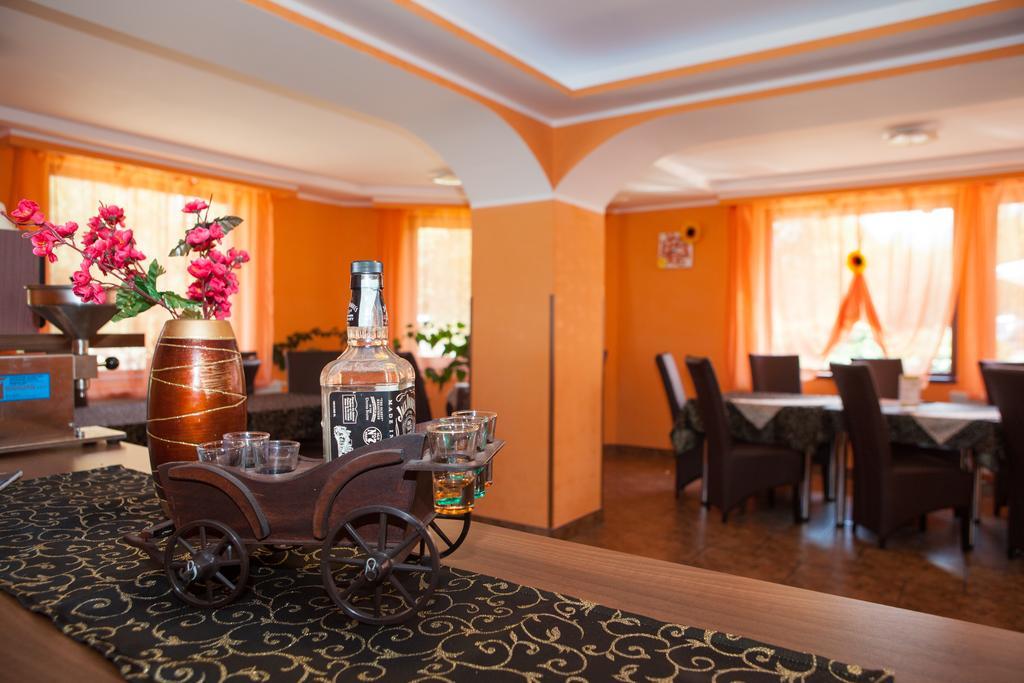 מלון Sîmbăta de Sus Pensiunea Royal Garden מראה חיצוני תמונה
