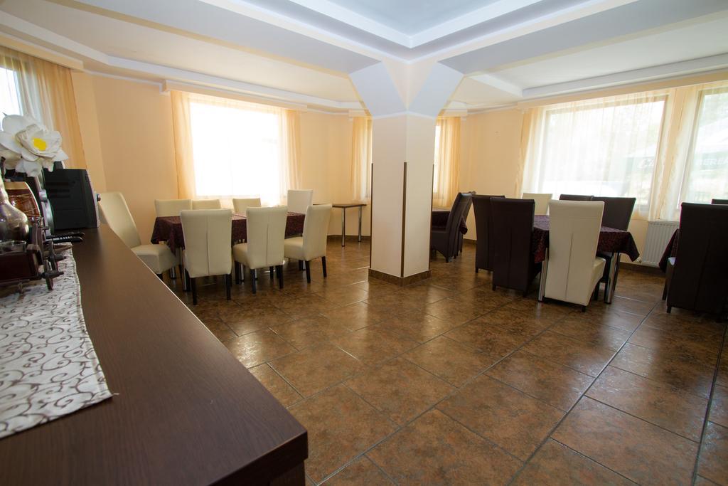 מלון Sîmbăta de Sus Pensiunea Royal Garden מראה חיצוני תמונה