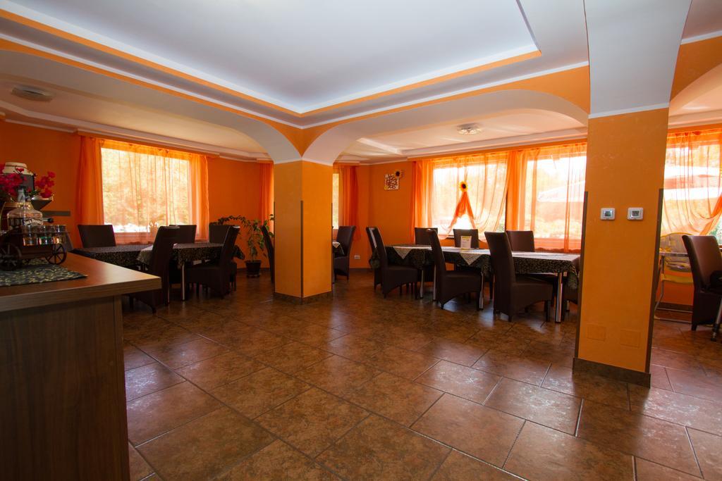 מלון Sîmbăta de Sus Pensiunea Royal Garden מראה חיצוני תמונה