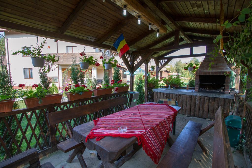 מלון Sîmbăta de Sus Pensiunea Royal Garden מראה חיצוני תמונה