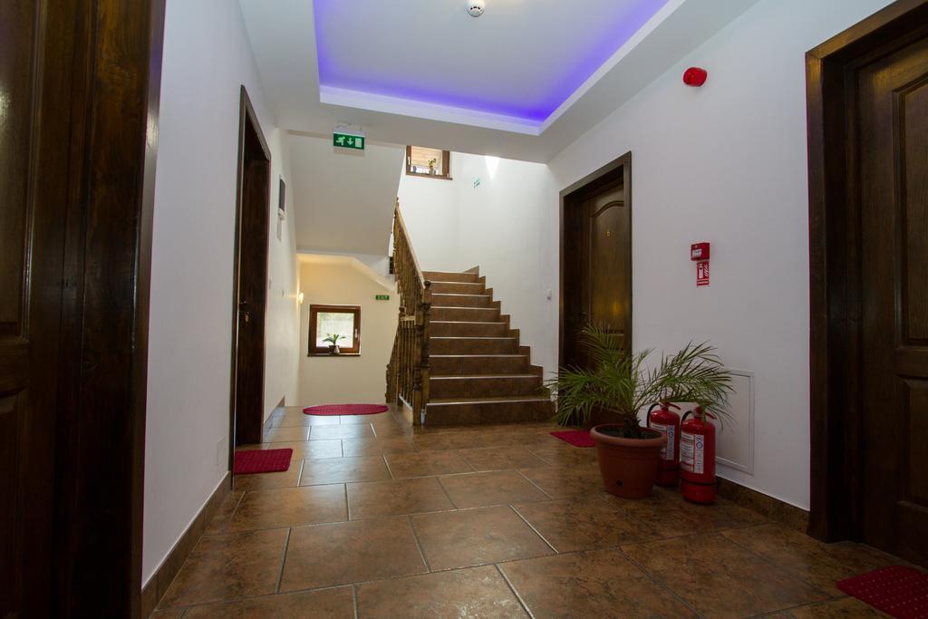 מלון Sîmbăta de Sus Pensiunea Royal Garden מראה חיצוני תמונה